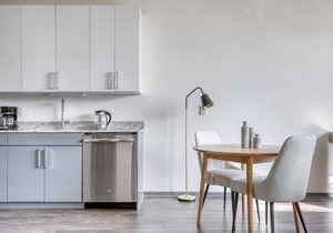 Chic Logan Square Studio w/Roof Deck & Gym, 1 block to L, by Blueground