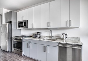 Chic Logan Square Studio w/Roof Deck & Gym, 1 block to L, by Blueground