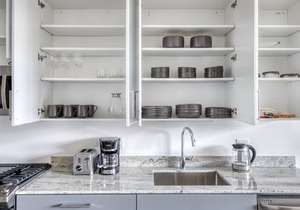 Chic Logan Square Studio w/Roof Deck & Gym, 1 block to L, by Blueground