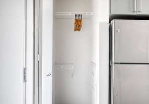 Chic Logan Square Studio w/Roof Deck & Gym, 1 block to L, by Blueground