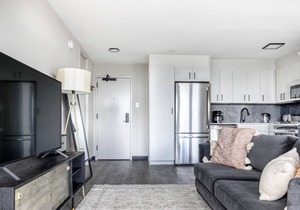 Chic Medical District Studio w/ Gym + W/D, 1 block to L, by Blueground