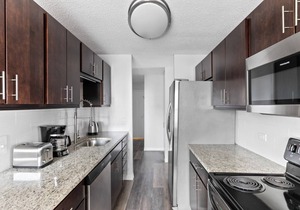 Classic Gold Coast 1BR w/Deck, Gym & Lounge, 1 block to L, by Blueground