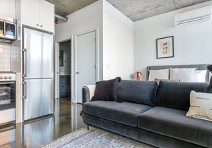 Dapper River North Studio w/Gym, Pool, near L stop, by Blueground