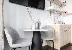 Dapper River North Studio w/Gym, Pool, near L stop, by Blueground