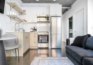 Dapper River North Studio w/Gym, Pool, near L stop, by Blueground