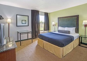 Days Inn by Wyndham Great Lakes - N. Chicago