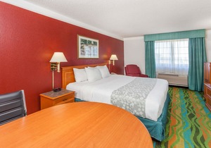 Days Inn & Suites by Wyndham Arlington Heights