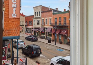 Downtown Galena Spacious Apartment by RedAwning