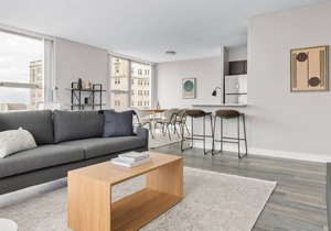 Dreamy Edgewater 3BR w/ Gym, Deck & Lounge, 5 blocks to L, by Blueground