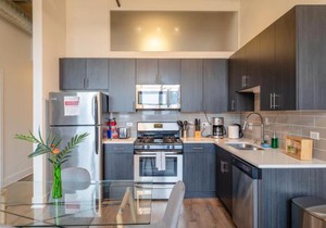 Family Friendly 2BR South Loop Suite with Optional Parking and Gym Access Sleeps up to 8 Near McCormick Place and Soldier Field