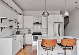 Generous River North 3BR w/Gym, Rooftop, walk to L & Park, by Blueground (ID #CHI324)