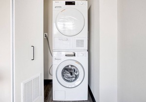 Gorgeous Medical District 1BR w/ Gym + W/D, 1 block to L, by Blueground