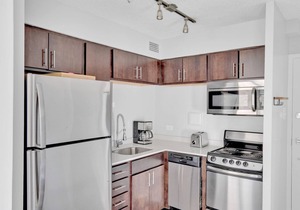 Ideal Edgewater 1BR w/Gym, Deck & Lounge, 5 blocks to L, by Blueground