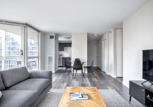 Ideal Gold Coast 2BR, w/Gym, Lounge, W/D, nr Oak Street by Blueground