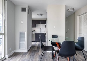 Ideal Gold Coast 2BR, w/Gym, Lounge, W/D, nr Oak Street by Blueground