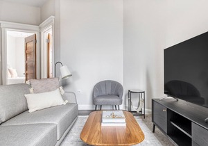 Ideal Lakeview 2BR near Wrigley Field, 1 block to Red Line, by Blueground