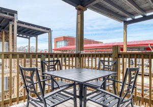 Ideal Lakeview 2BR near Wrigley Field, 1 block to Red Line, by Blueground