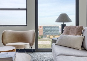 Ideal Medical District 1BR w/ Gym + W/D, 1 block to L, by Blueground