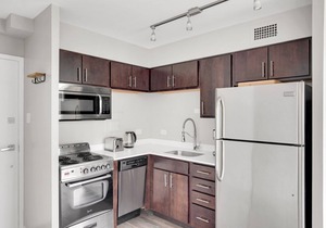 Luxe Edgewater Studio w/Gym, Deck & Lounge, 5 blocks to L, by Blueground