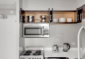 Luxe Edgewater Studio w/Gym, Deck & Lounge, 5 blocks to L, by Blueground