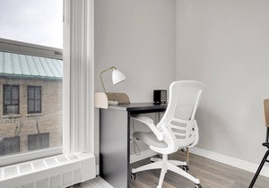 Luxe Edgewater Studio w/Gym, Deck & Lounge, 5 blocks to L, by Blueground