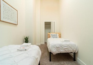 McCormick Place 420 Friendly 3BR in Downtown Chicago with Optional Parking Sleeps 8 Guests Near Soldier Field, Grant Park and Lakefront Trail