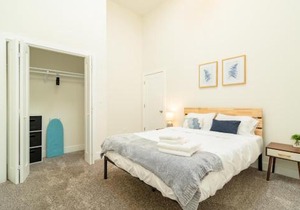 McCormick Place 420 Friendly 3BR in Downtown Chicago with Optional Parking Sleeps 8 Guests Near Soldier Field, Grant Park and Lakefront Trail