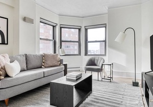 Modern Gold Coast 2BR w/ Doorman & Gym, 2 blocks to L, by Blueground