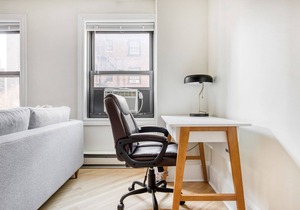 Modern Gold Coast Studio w/Doorman & Gym, 2 blocks to L, by Blueground