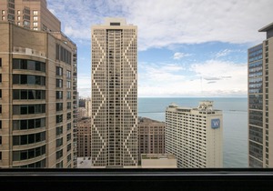 Modern Streeterville 1BR w/Gym, Pool, walk to Navy Pier, by Blueground