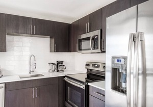 Premium Gold Coast 2BR w/Gym & Lounge, 1 block to L, by Blueground