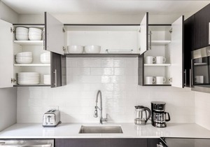 Premium Gold Coast 2BR w/Gym & Lounge, 1 block to L, by Blueground