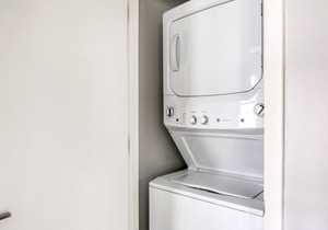 Premium Lakeview 3BR w/ W/D & BBQ, nr Belmont L, by Blueground
