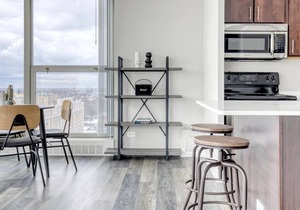 Sleek Edgewater 1BR w/ Gym, Deck & Lounge, 5 blocks to L, by Blueground