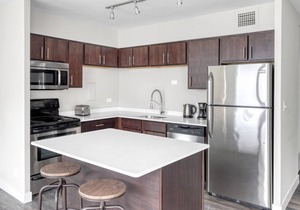 Sleek Edgewater 1BR w/ Gym, Deck & Lounge, 5 blocks to L, by Blueground