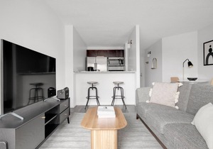 Sleek Gold Coast Studio w/Gym & Lounge, 1 block from L, by Blueground