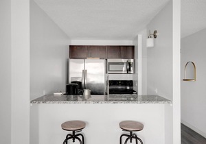 Sleek Gold Coast Studio w/Gym & Lounge, 1 block from L, by Blueground