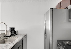 Sleek Gold Coast Studio w/Gym & Lounge, 1 block from L, by Blueground