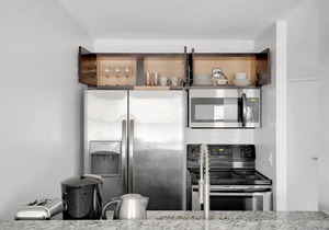 Sleek Gold Coast Studio w/Gym & Lounge, 1 block from L, by Blueground
