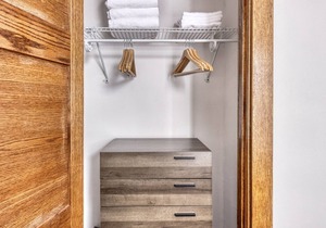 Sleek Lakeview 2BR near Wrigley Field, 1 block to Red Line, by Blueground