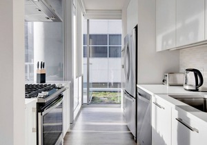 Sleek River North 1BR w/Gym, Lounge & Roof, 1 block to L, by Blueground