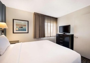 Sonesta Simply Suites Chicago Waukegan