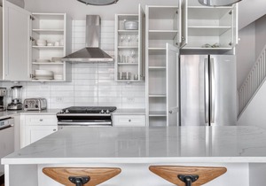 Spacious River North 3BR w/Gym, Rooftop, walk to L & Park, by Blueground (ID #CHI323)