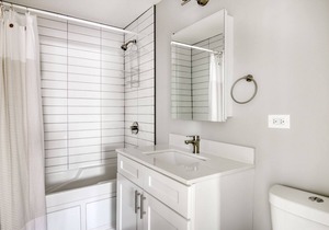 Stunning Lakeview 3BR w/ W/D & BBQ, nr Belmont L, by Blueground