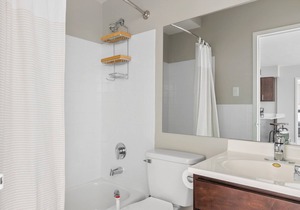 Sunny Edgewater 2BR w/ Gym, Deck & Lounge, 5 blocks to L, by Blueground