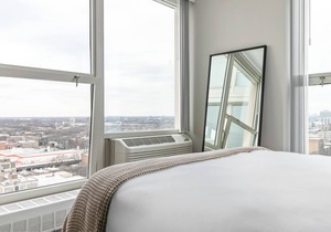 Sunny Edgewater 2BR w/ Gym, Deck & Lounge, 5 blocks to L, by Blueground