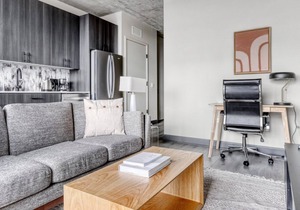 Sunny West Loop Studio w/ Gym & Pool, 2 blocks from L, by Blueground