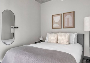 Sunny West Loop Studio w/ Gym & Pool, 2 blocks from L, by Blueground