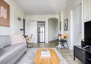 Tasteful Gold Coast 1BR w/Doorman & Gym, 2 blocks to L, by Blueground