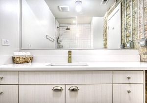 Tasteful Wicker Park 1BR w/ W/D, 1 block to L, Six Corners, by Blueground